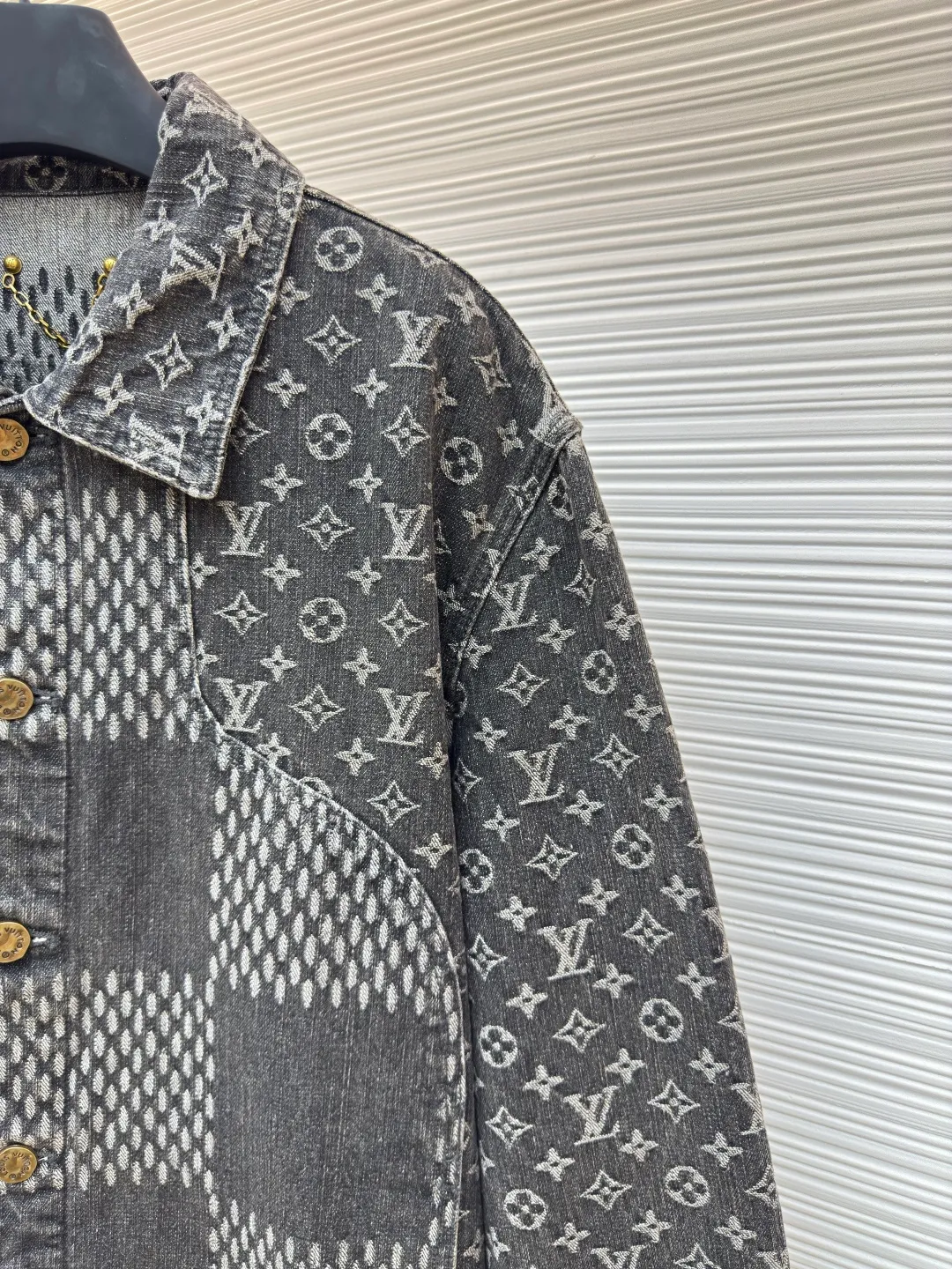 LOUIS VUITTON x Nigo classic checkerboard denim jacket ●Authentic product: purchased and developed by 14309 ●Item number: 1680328-B60 ●Fabric: denim fabric ●Technology: jacquard production ●Version: fitted version ●Weight: about 1015 grams ●Size: 46-48-50-52 ●Description: After manual typesetting and positioning and cutting, the fabric wear is very large, the cuffs are aligned, the back jacquard is lined up horizontally, the front and back splicing process perfectly restores the original effect, the jacquard pattern size and spacing are the same, the pattern width is consistent, and the workmanship is very complicated. The overall wiring is straight and delicate, the fabric is comfortable and soft, and the color is consistent without color difference. It can be matched with the same style to create a fashionable look and control various occasions. Customized accessories, complete with three standards, same style for men and women!